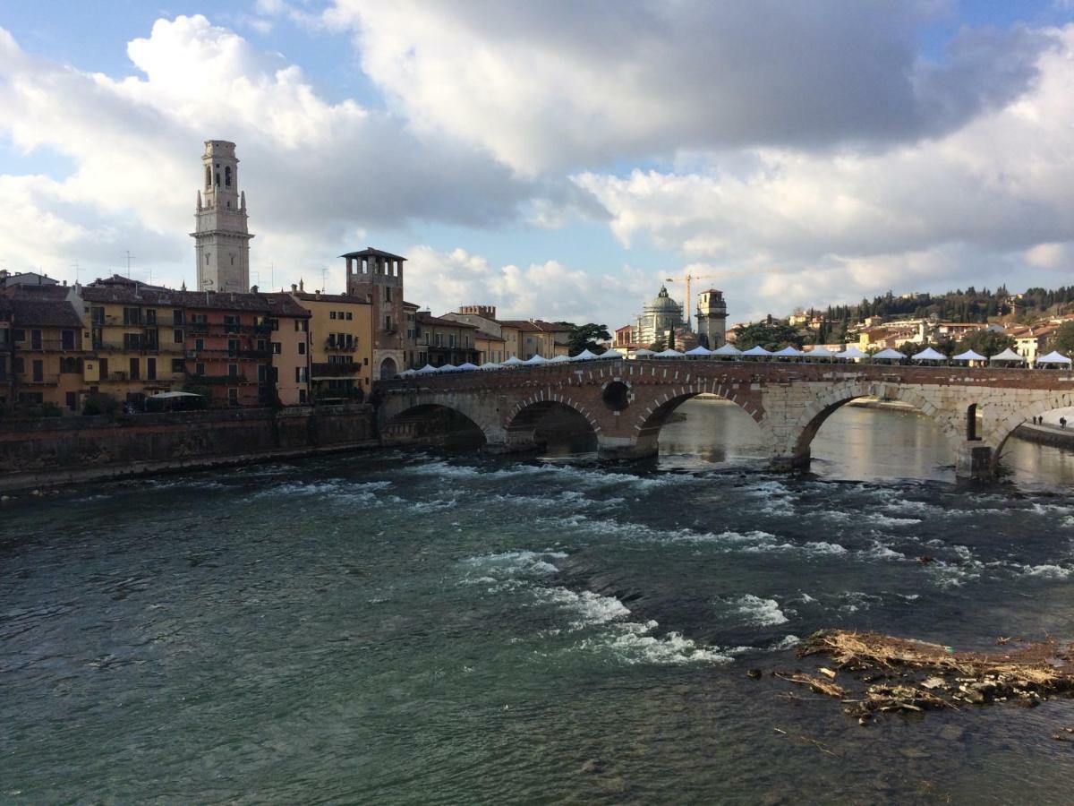 Roman Theater Verona Bagian luar foto